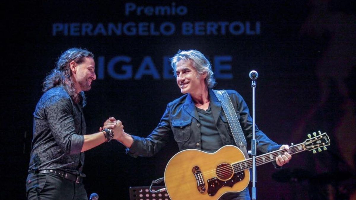 Alberto Bertoli saluta Ligabue ospite qualche anno fa della finale del Premio. 